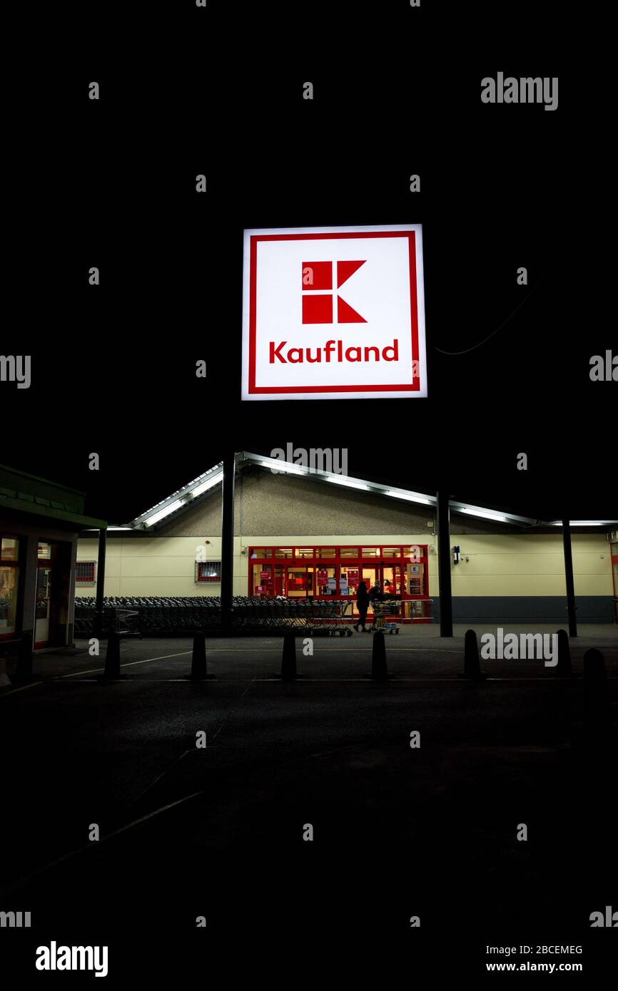PRAGA, REPUBBLICA CECA - 3 APRILE 2020: Logo aziendale Kaufland di notte sulla costruzione di supermercati della catena tedesca, parte di Schwartz Gruppe Foto Stock