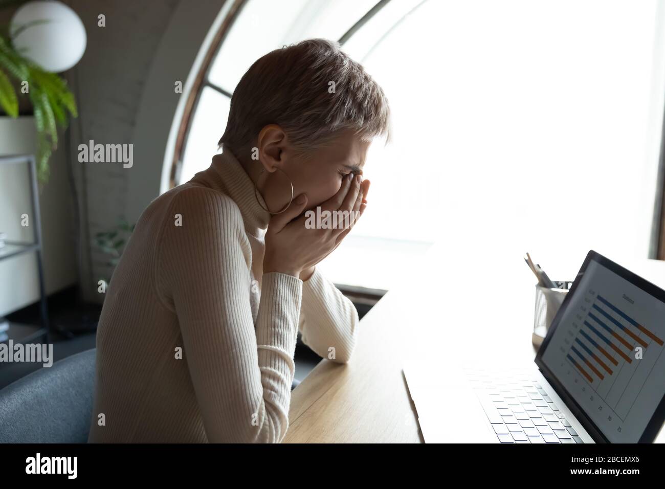 Giovane imprenditore femminile tosse starnuti in mano. Foto Stock