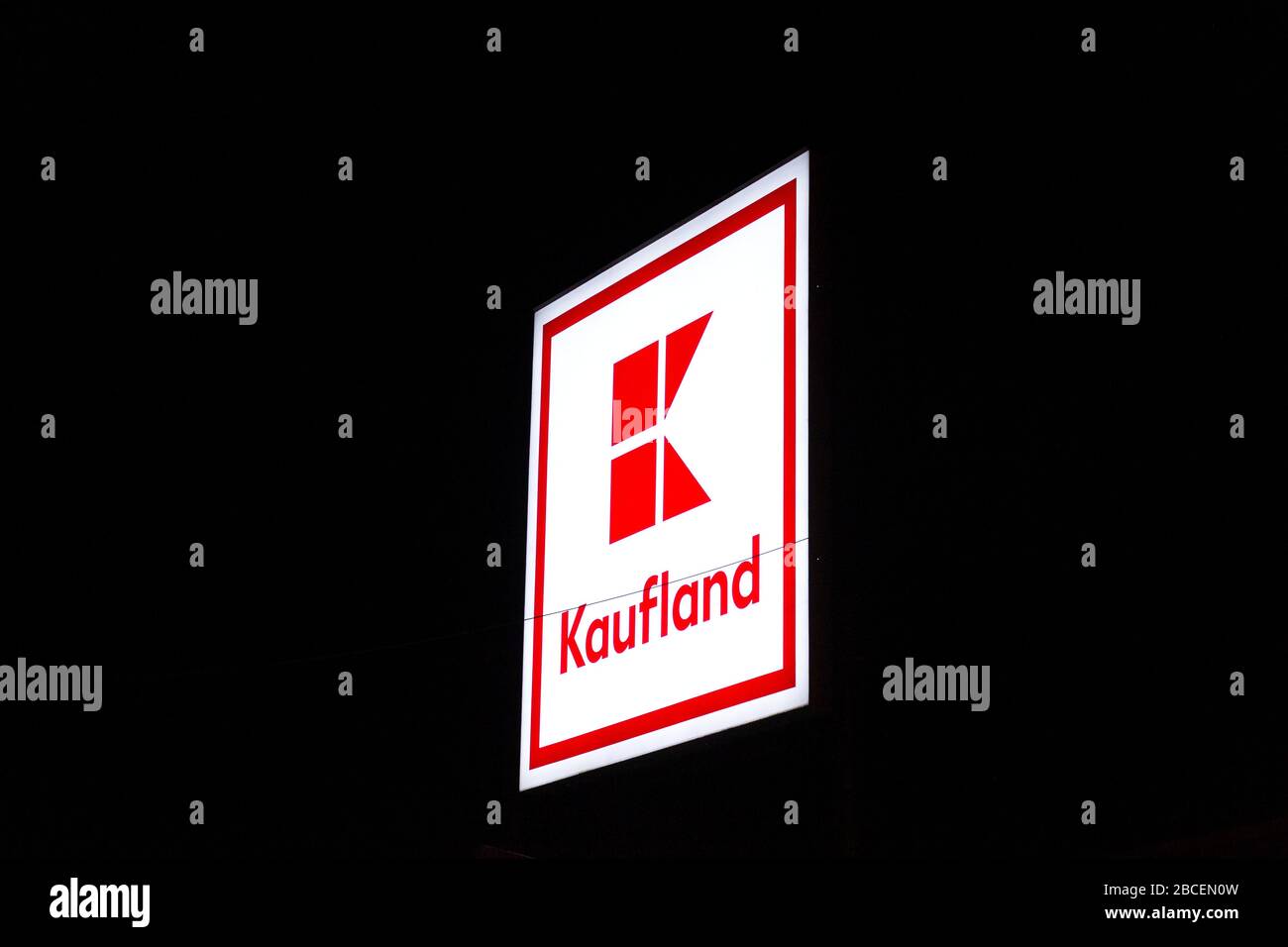 PRAGA, REPUBBLICA CECA - 3 APRILE 2020: Logo aziendale Kaufland di notte sulla costruzione di supermercati della catena tedesca, parte di Schwartz Gruppe Foto Stock