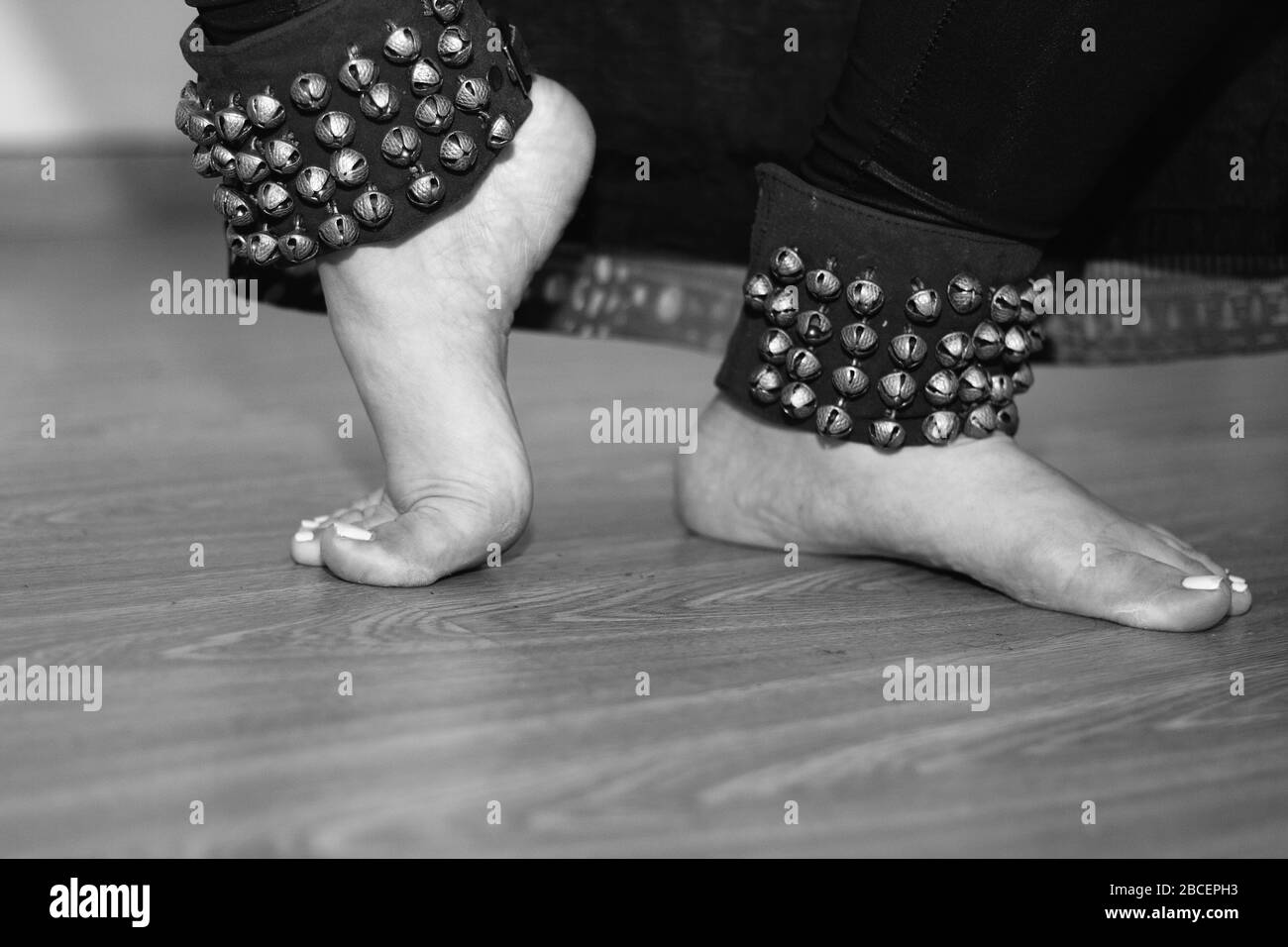 Una danzatrice indù´s con Jingle Bell alle gambe Foto Stock