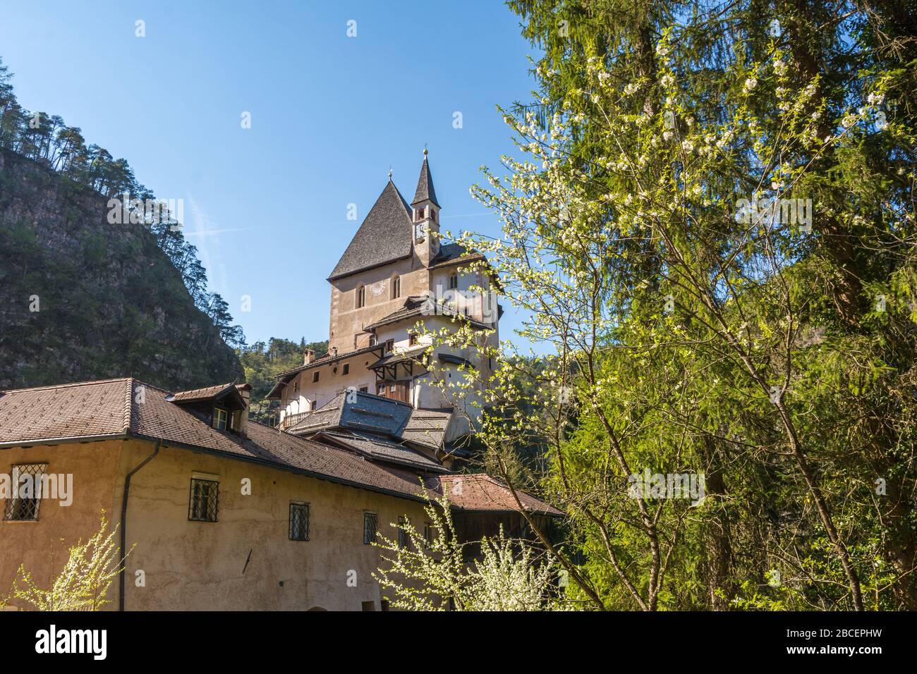 Santuario di San Romedio dedicato a San Romedius situato su un ripido sperone roccioso nel paesaggio naturale della Val di non, Trentino Alto Adige, NOR Foto Stock