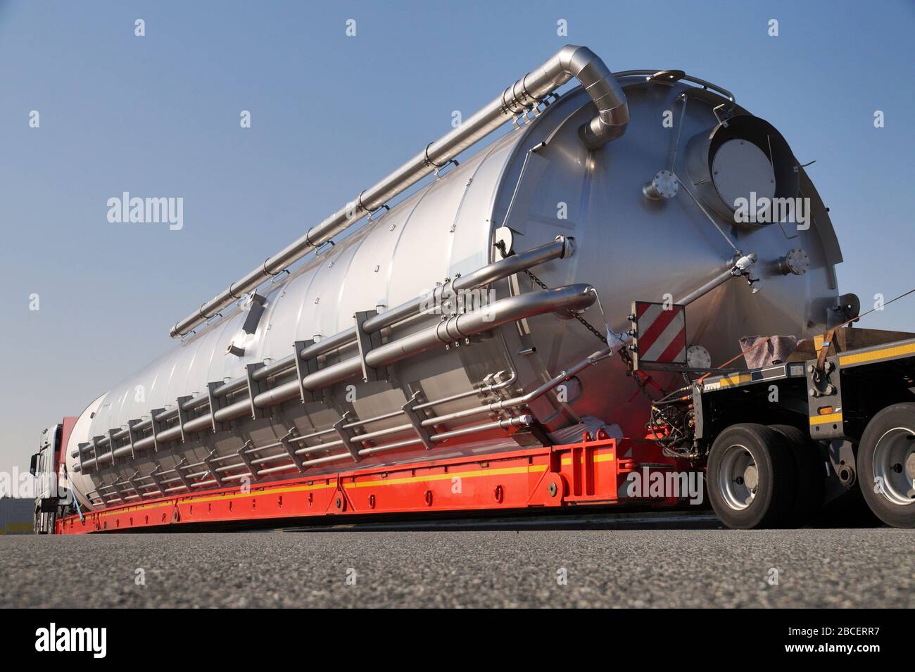 Un veicolo con un semirimorchio speciale per il trasporto di carichi di grandi dimensioni. Carico sovradimensionato o convoglio eccezionale. Foto Stock