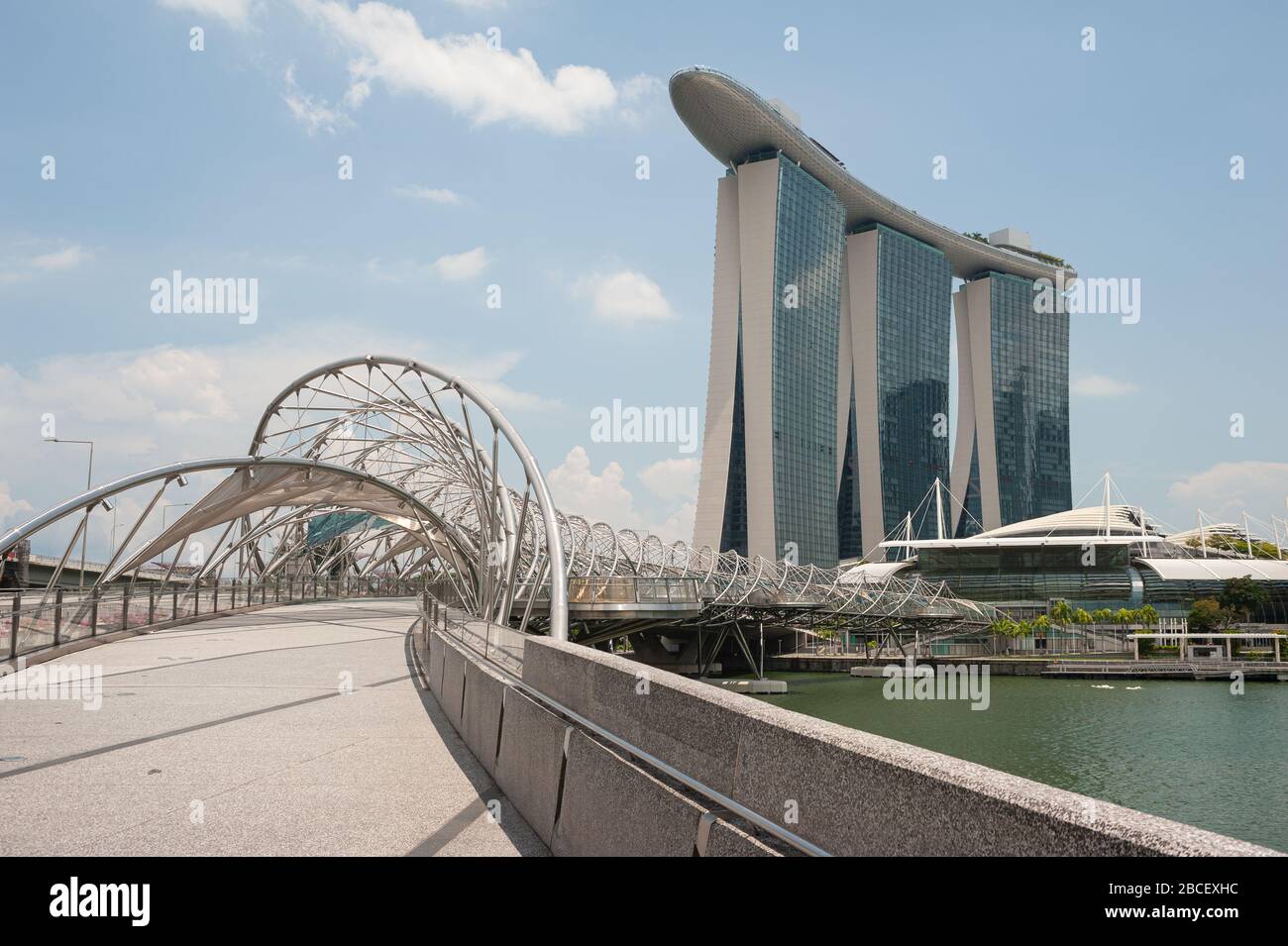 02.04.2020, Singapore, Repubblica di Singapore, Asia - il Marina Bay Sands Hotel con il ponte Helix lungo il fiume Singapore durante lo scoppio corona. Foto Stock