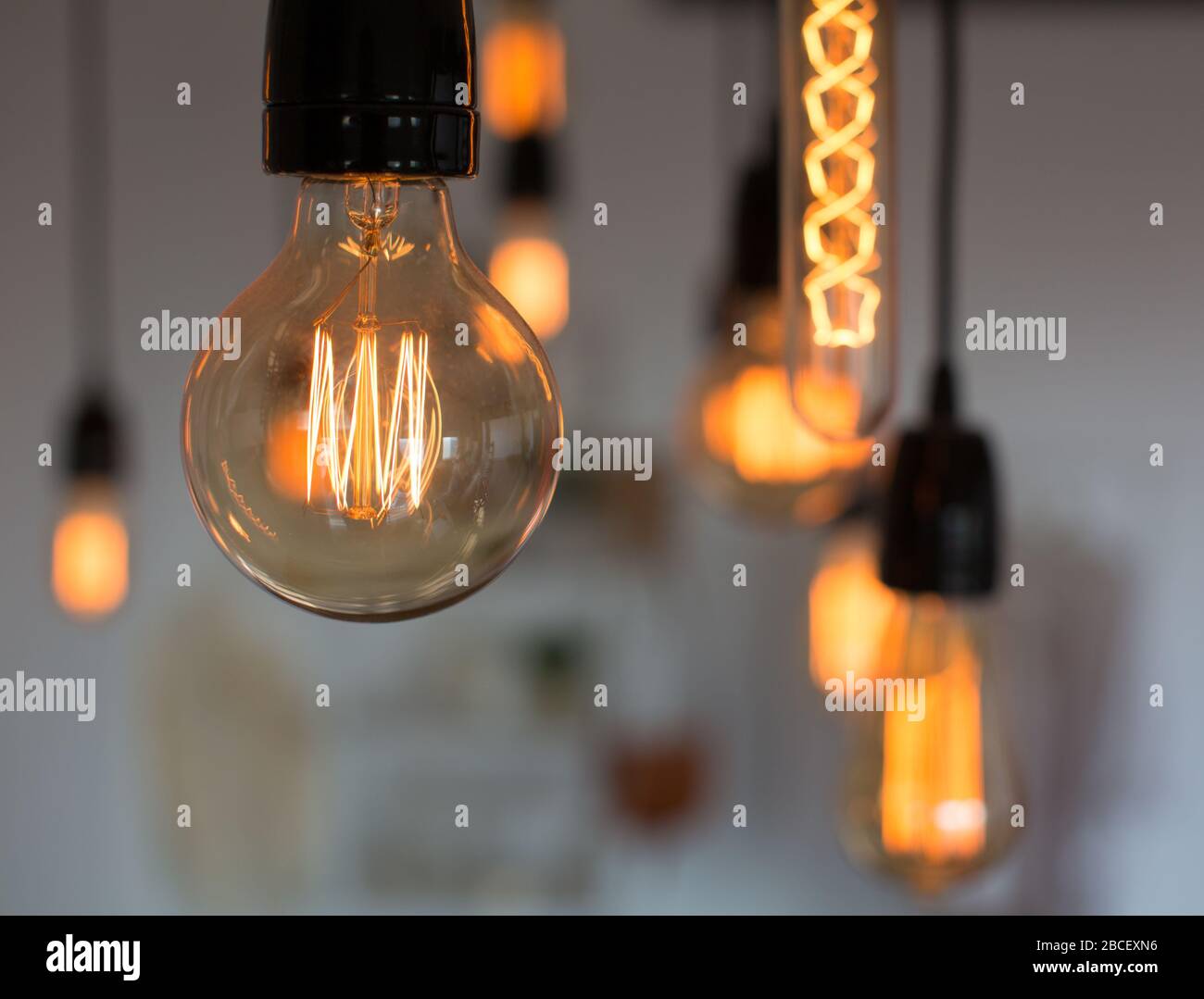 bella retrò edison luce decorazione lampada, luce lampada elettricità appeso decorare casa interno. Caldo. Foto Stock