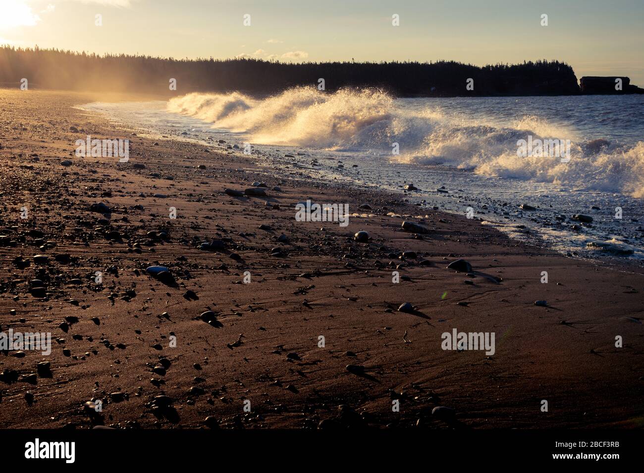 Alba che schiantano onde venti alti marea crescente Foto Stock