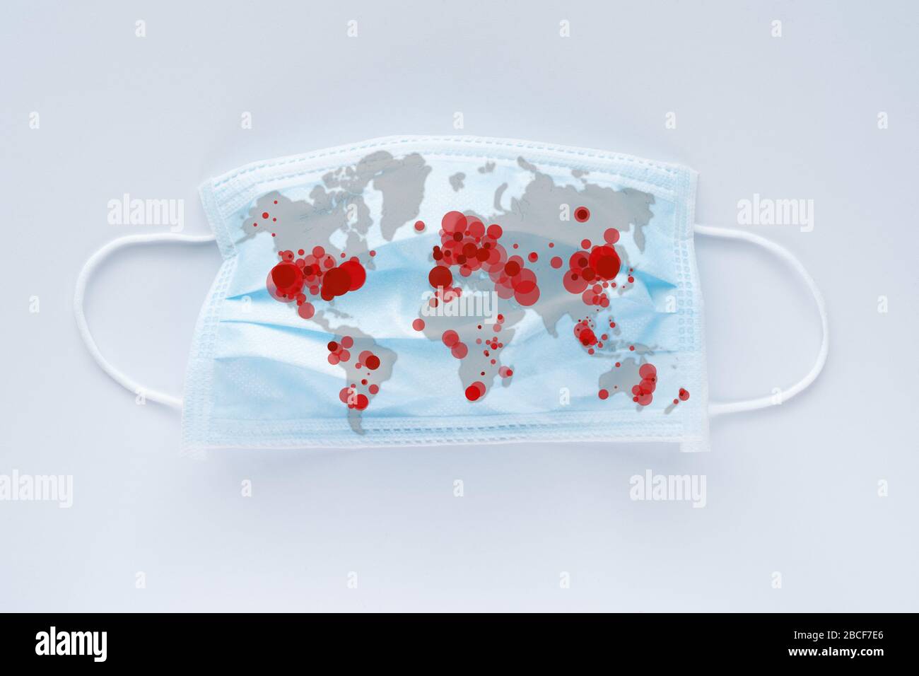 Mappa del mondo che mostra i paesi infetti da coronavirus sulla maschera facciale Foto Stock