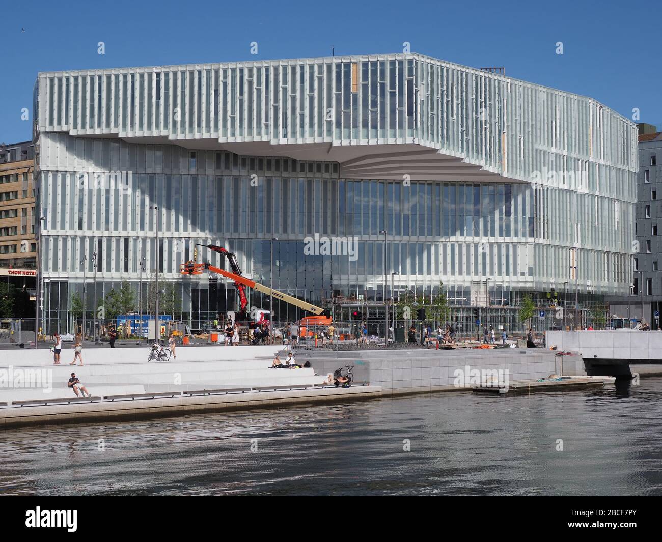 Moderno edificio di vetro per uffici nella città europea di Oslo in Norvegia Foto Stock