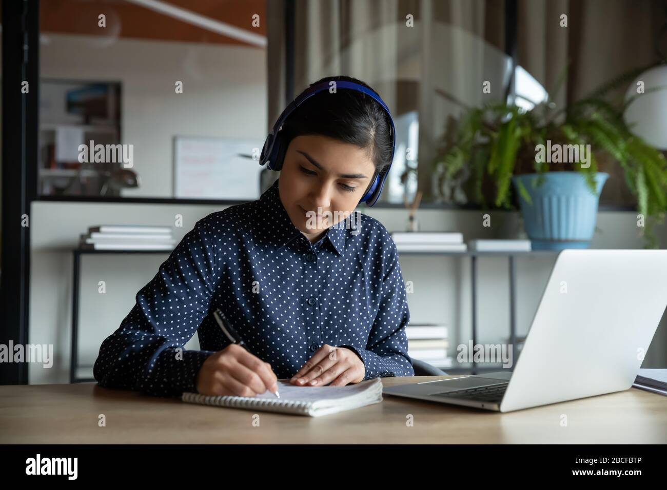 Studentessa studentesca in remoto su corsi online. Foto Stock