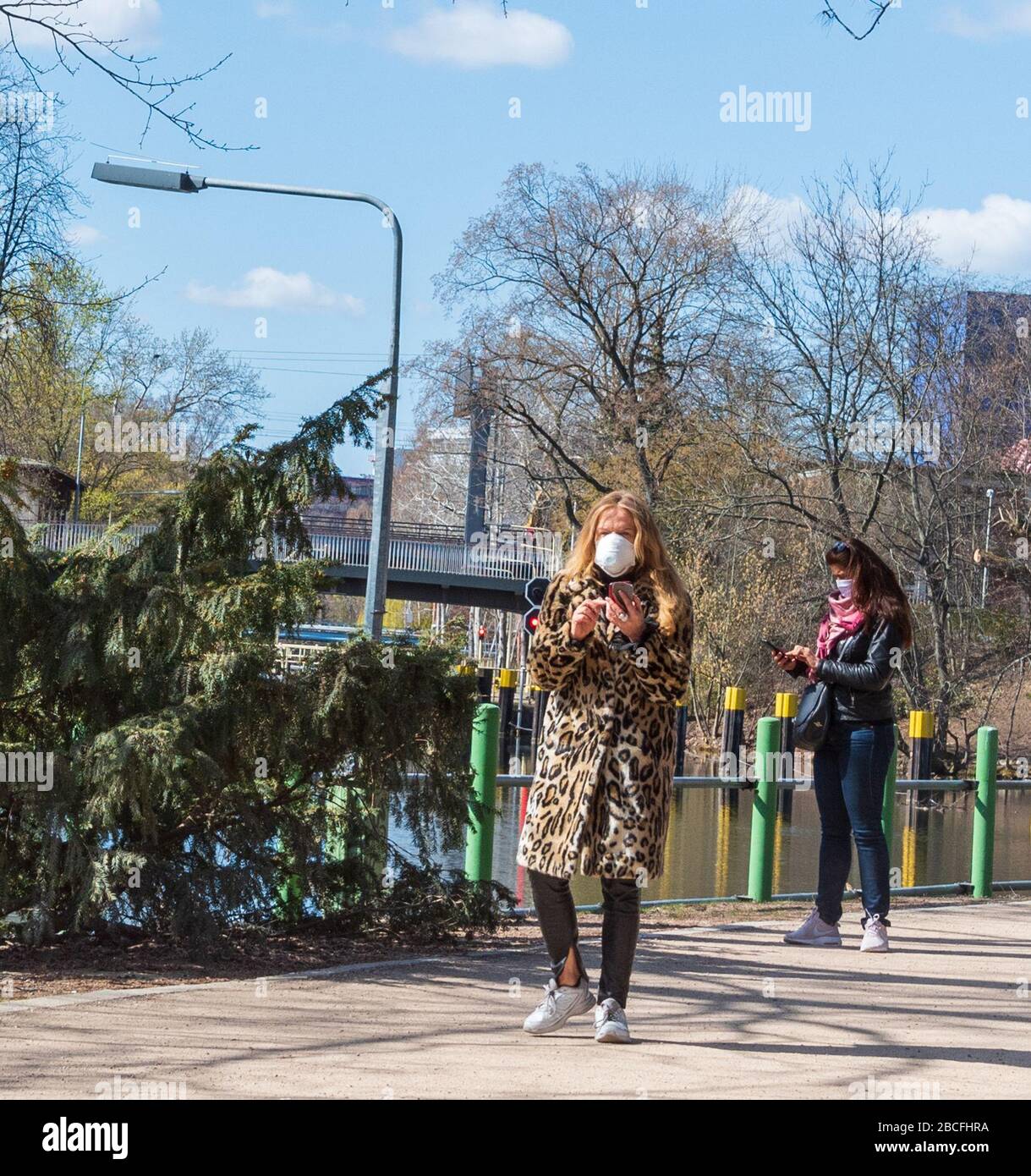 Persone che indossano maschere facciali nel parco Tiergarten nel centro di Berlino corona pandemic lockdown Foto Stock