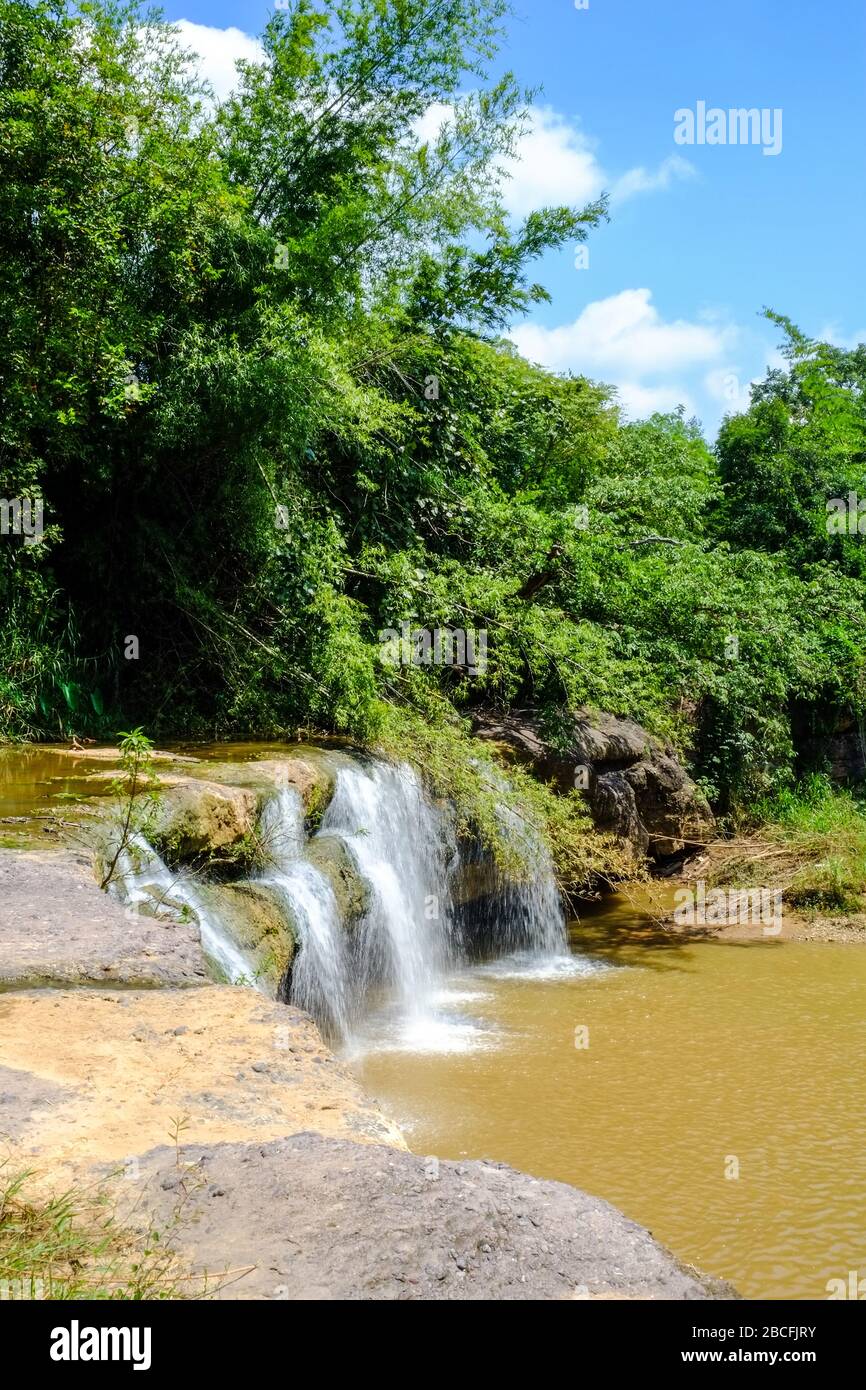 piccola caduta d'acqua con la foresta naturale Foto Stock