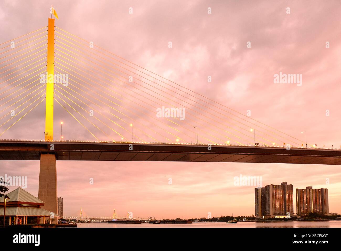 ponte rama 9 con il fiume chao praya Foto Stock