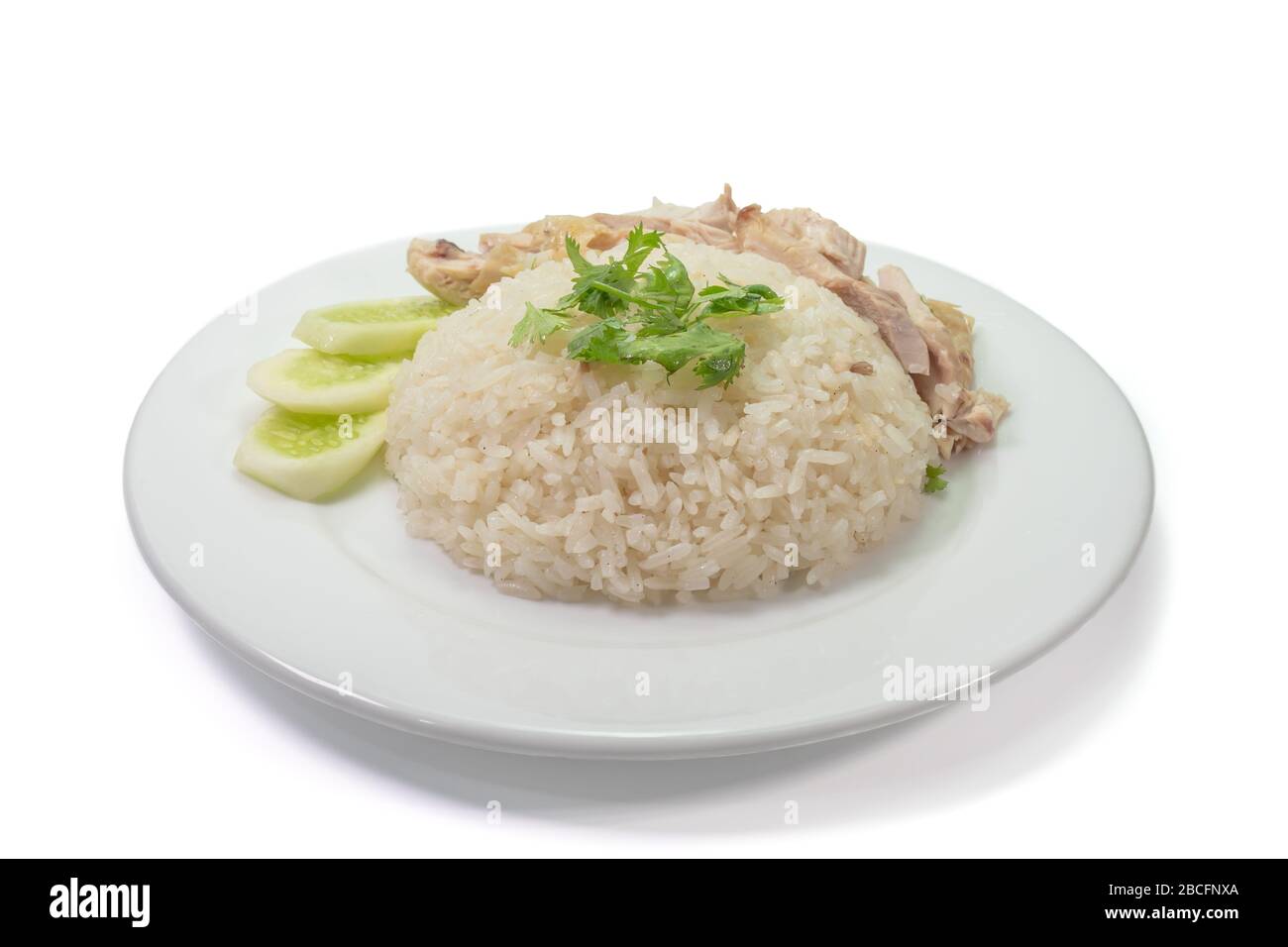 Il primo piano del cibo tailandese di riso di pollo su un piatto bianco su sfondo bianco. Foto Stock