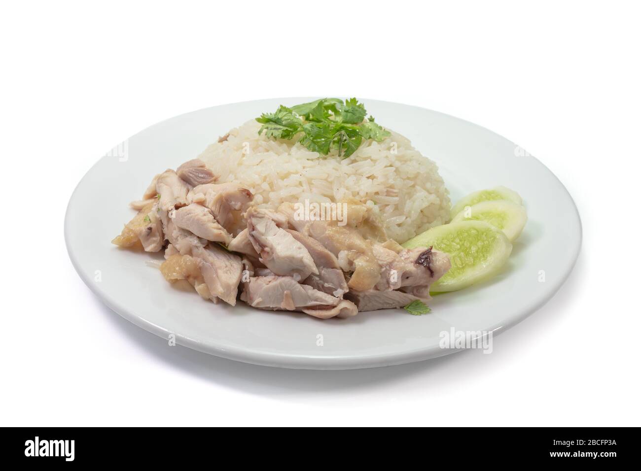 Il primo piano del cibo tailandese di riso di pollo su un piatto bianco su sfondo bianco. Foto Stock