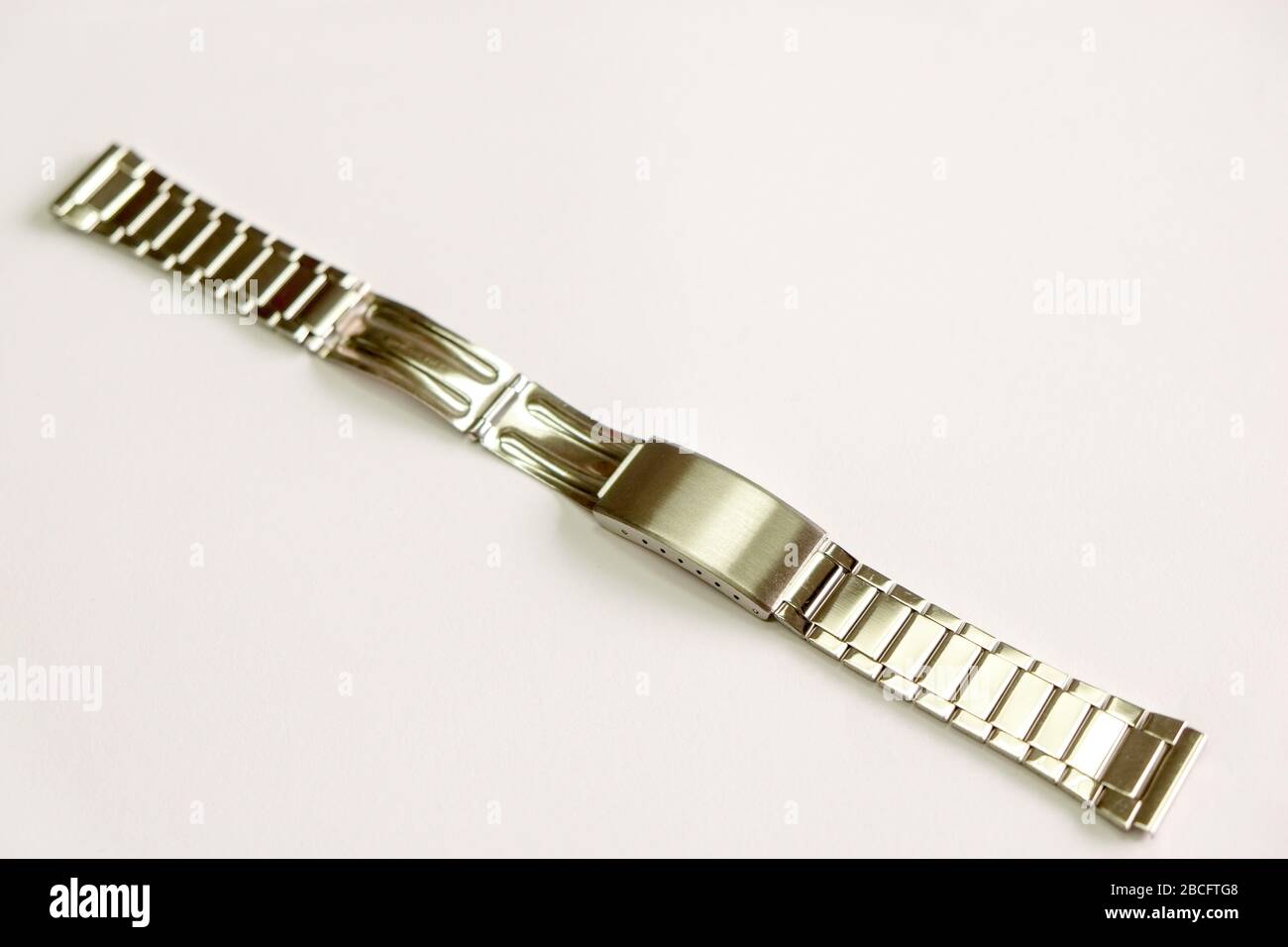 l'oggetto cinturino in metallo si isola su sfondo bianco Foto Stock