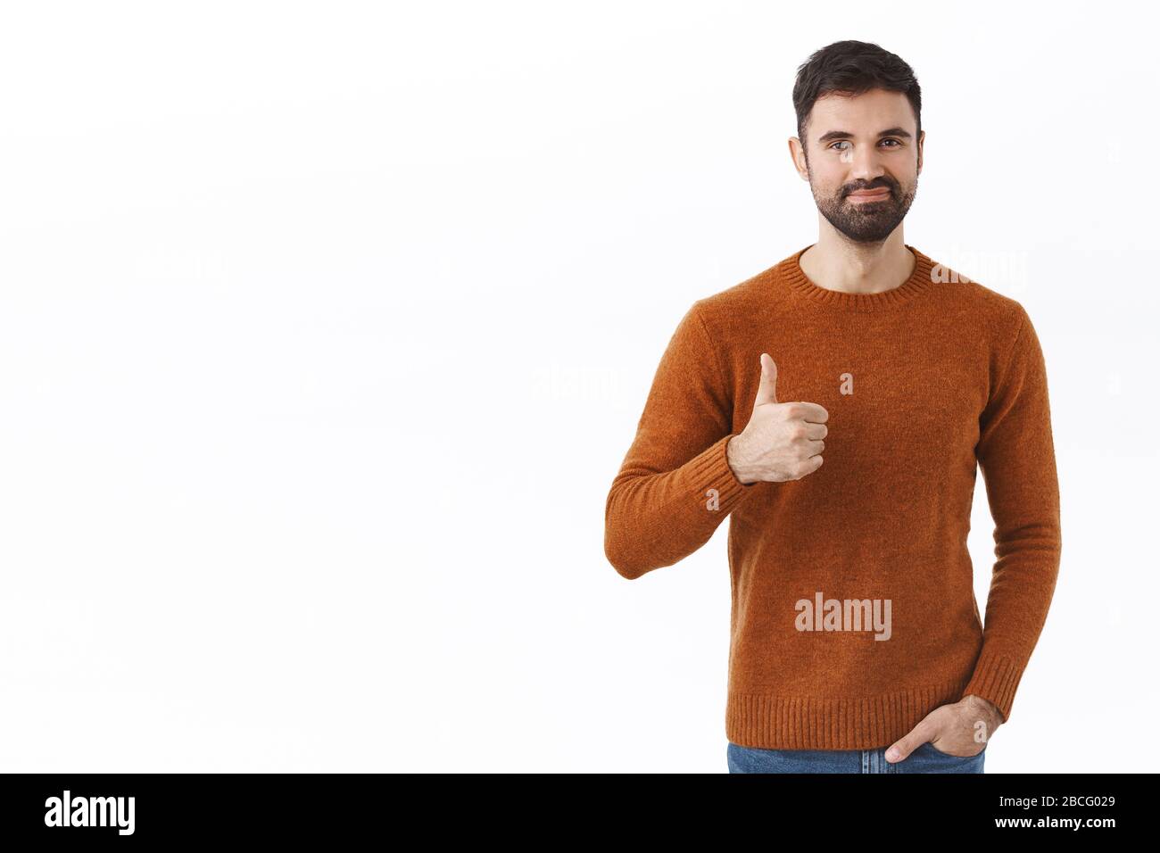 Bel lavoro, ottimo lavoro pal. Ritratto di uomo carino caucasico bearded, sorridente soddisfatto, mostrare thumb-up compiaciuto, raccomandare un servizio perfetto di qualità Foto Stock