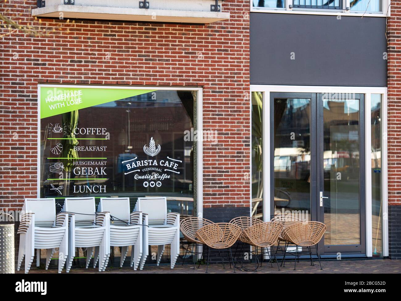 Cafe nella città di Veenendaal, Paesi Bassi, che è stato costretto a chiudere a causa dell'epidemia di coronavirus Foto Stock