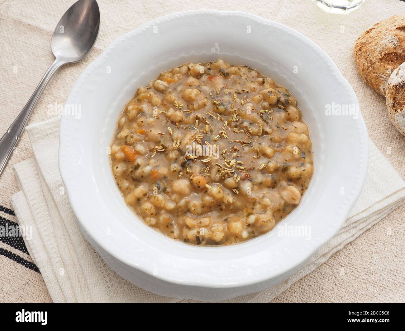 Zuppa d'orzo con ortiche, scalogni, carote e semi di finocchio, Italia, Europa Foto Stock