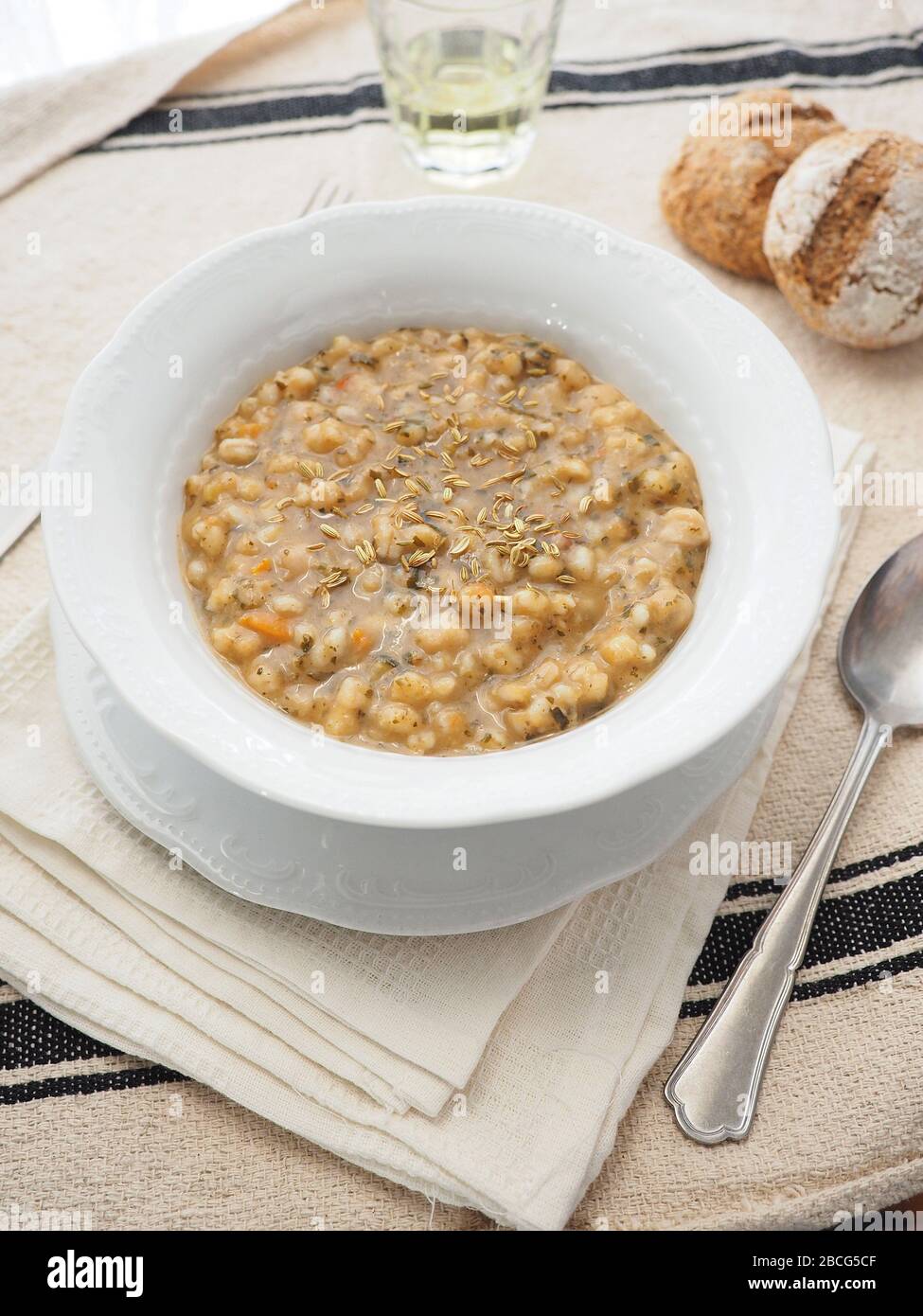 Zuppa d'orzo con ortiche, scalogni, carote e semi di finocchio, Italia, Europa Foto Stock
