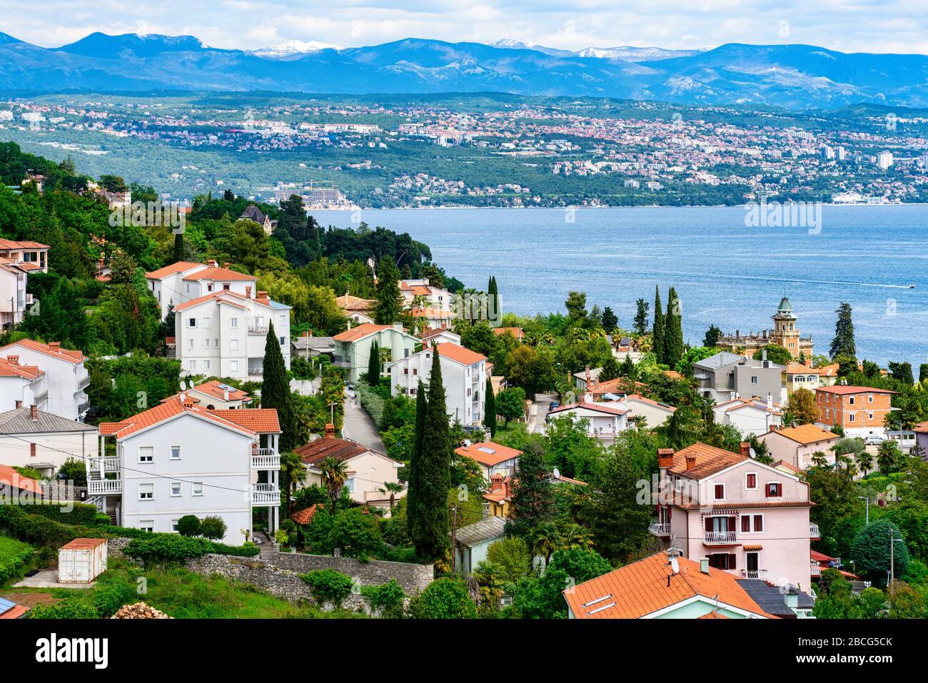 Vista sulle case e le montagne di Icici. Croazia Foto Stock