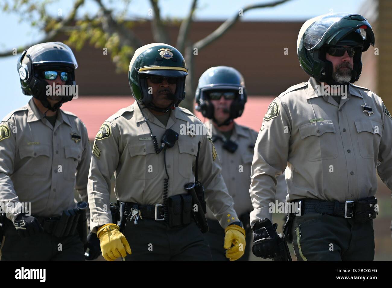 Riverside, California, Stati Uniti. 3rd Apr 2020. Ufficiali di varie città della Riverside County stand all'attenzione di accompagnare il corpo di David Werksman, Venerdì, 3 aprile 2020, in Perris, Calif Riverside County Sheriff Ciad Bianco annunciato prima il passaggio del vice David Werksman, che è morto da complicazioni dal romanzo COVID-19. Werksman è il dipendente della seconda contea di Sheriff a morire a causa del coronavirus. (Foto di IOS/Espa-Images) credito: Agenzia fotografica europea per lo sport/Alamy Live News Foto Stock