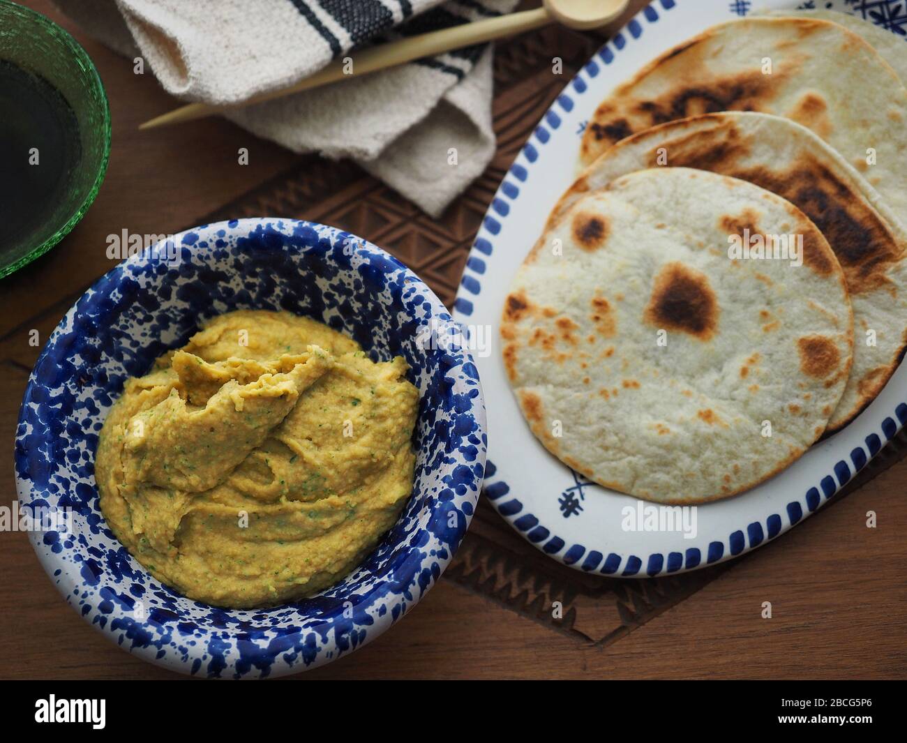 Hummus cremoso e pane arabo, Italia, Europa Foto Stock