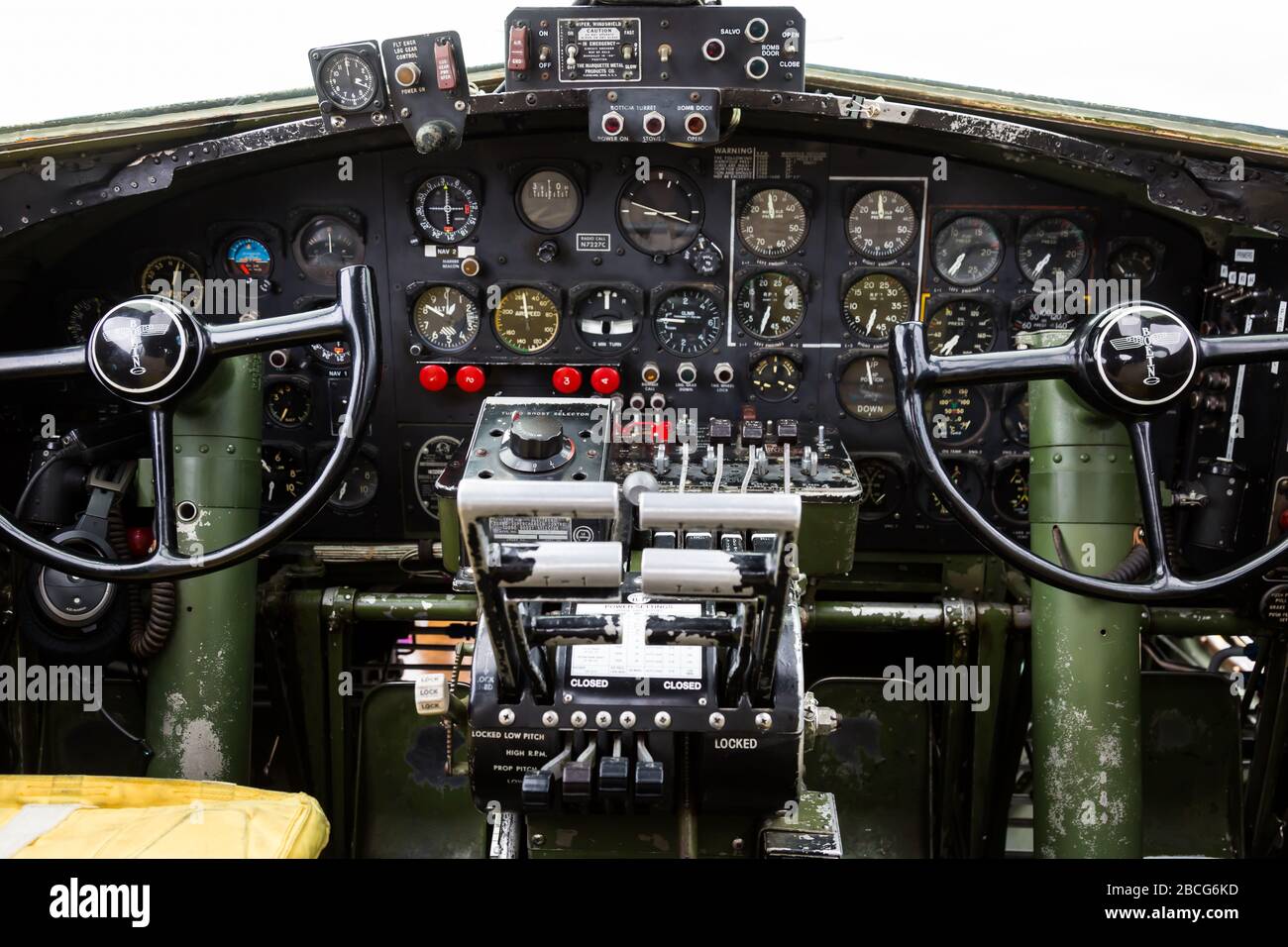 Gli strumenti di 'Texas Raiders', un Bomber della Fortezza volante della seconda Guerra Mondiale autenticamente restaurato, seduto su una esposizione statica al Fort Wayne Airshow. Foto Stock