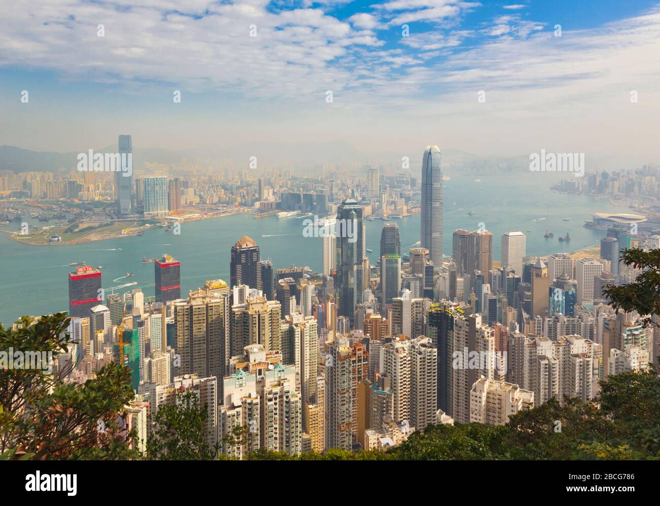 Hong Kong, Cina. Vista generale di Hong Kong, Victoria Harbour e Kowloon dal Victoria Peak. Foto Stock