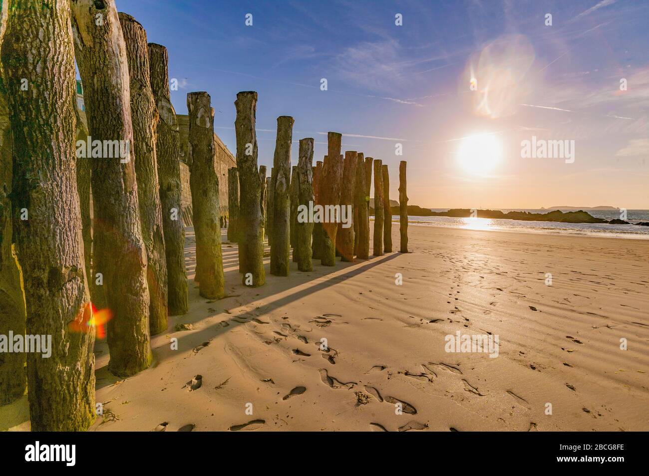 Pausa onda, rovine della fortezza e spiaggia di Saint Malo a bassa marea, Bretagna, Francia Foto Stock