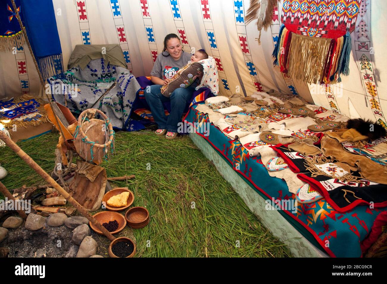 North American Plaims nativa indiana in abito tradizionale a Pow Wow nel villaggio indiano a Calgary Stampede Foto Stock