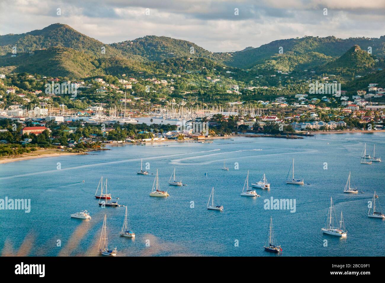 Barche ancorate nella famosa Rodney Bay, Isola dei Caraibi di Santa Lucia, indie Occidentali Foto Stock