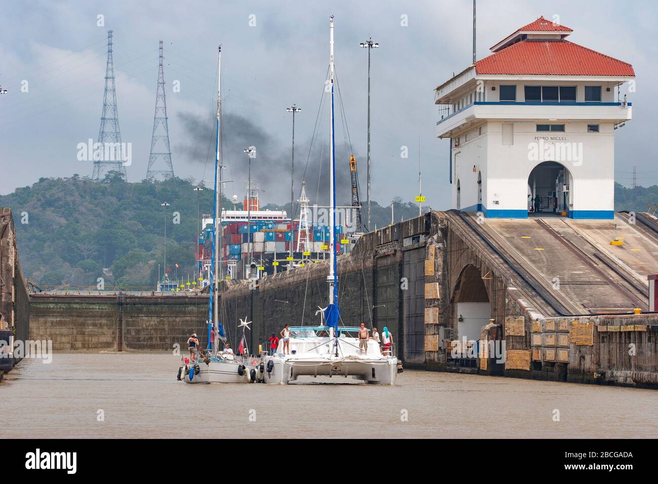 Imbarcazioni a vela che si affacciano sulle chiuse di Miraflores sul lato del pacifico Del canale di Panama Foto Stock