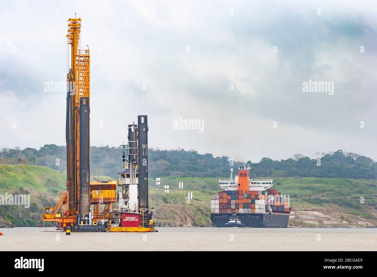 Imbarcazioni a vela che si affacciano sulle chiuse di Miraflores sul lato del pacifico Del canale di Panama Foto Stock