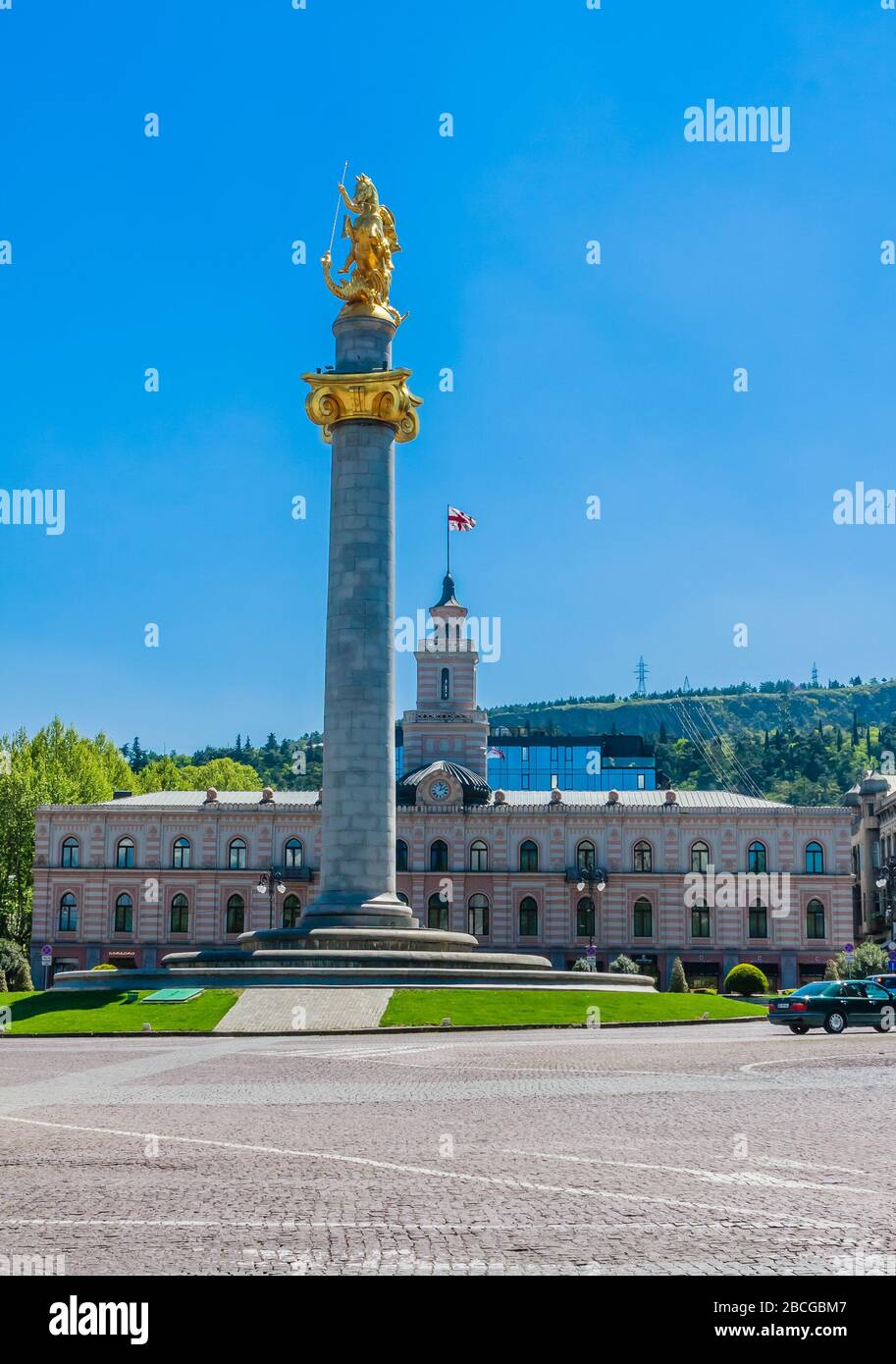 Piazza della libertà e della Vittoria con il Monumento della libertà che mostra la Statua di San Giorgio in una colonna centrale. Alle spalle del Municipio di Tbilisi. Situato a Shota Rustavel Foto Stock