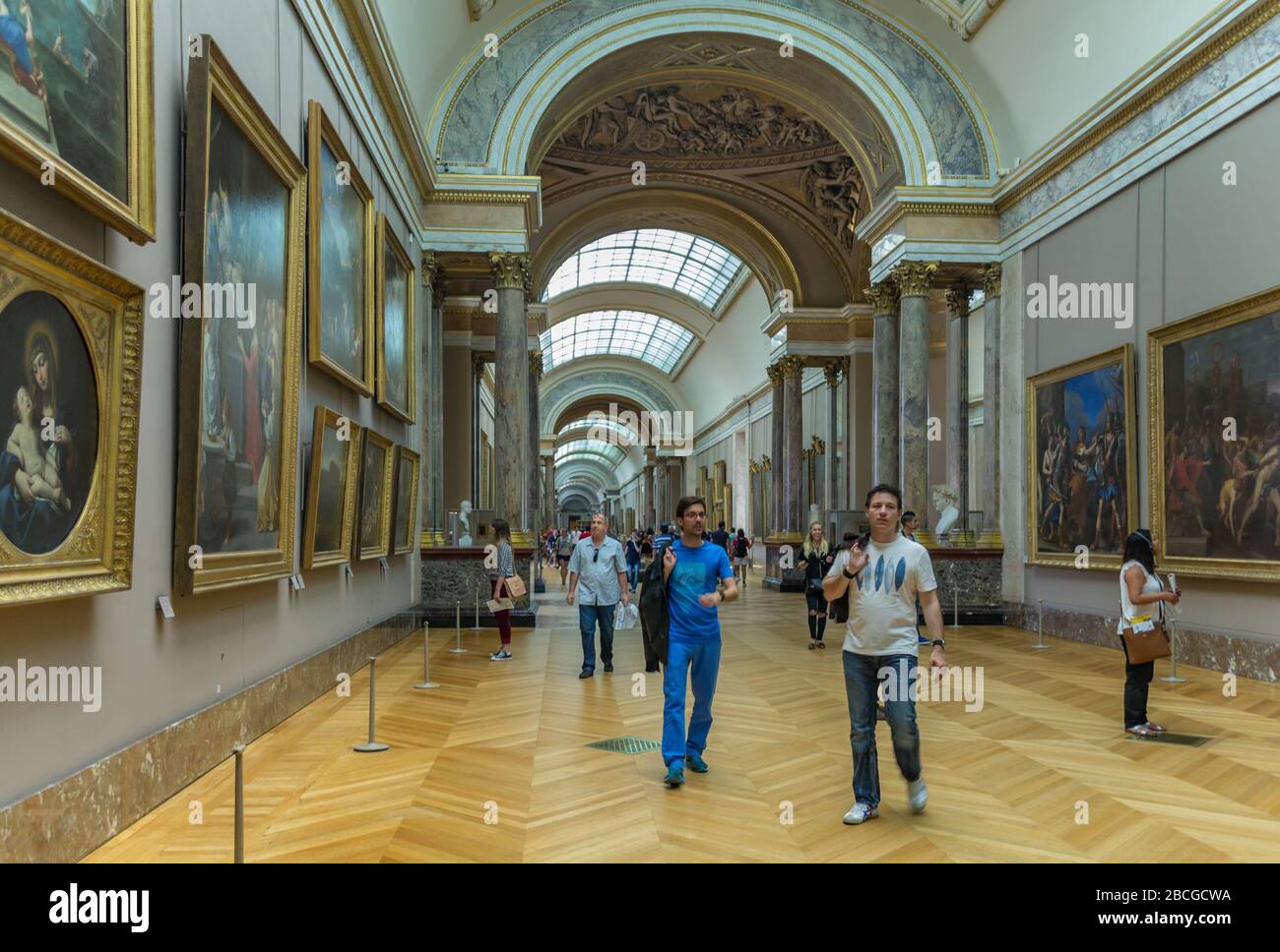 Parigi, Francia - 24 giugno 2016: Museo del Louvre a Parigi, Francia. Molte persone apprezzano i dipinti e le sculture nel museo più grande del mondo e un suo Foto Stock