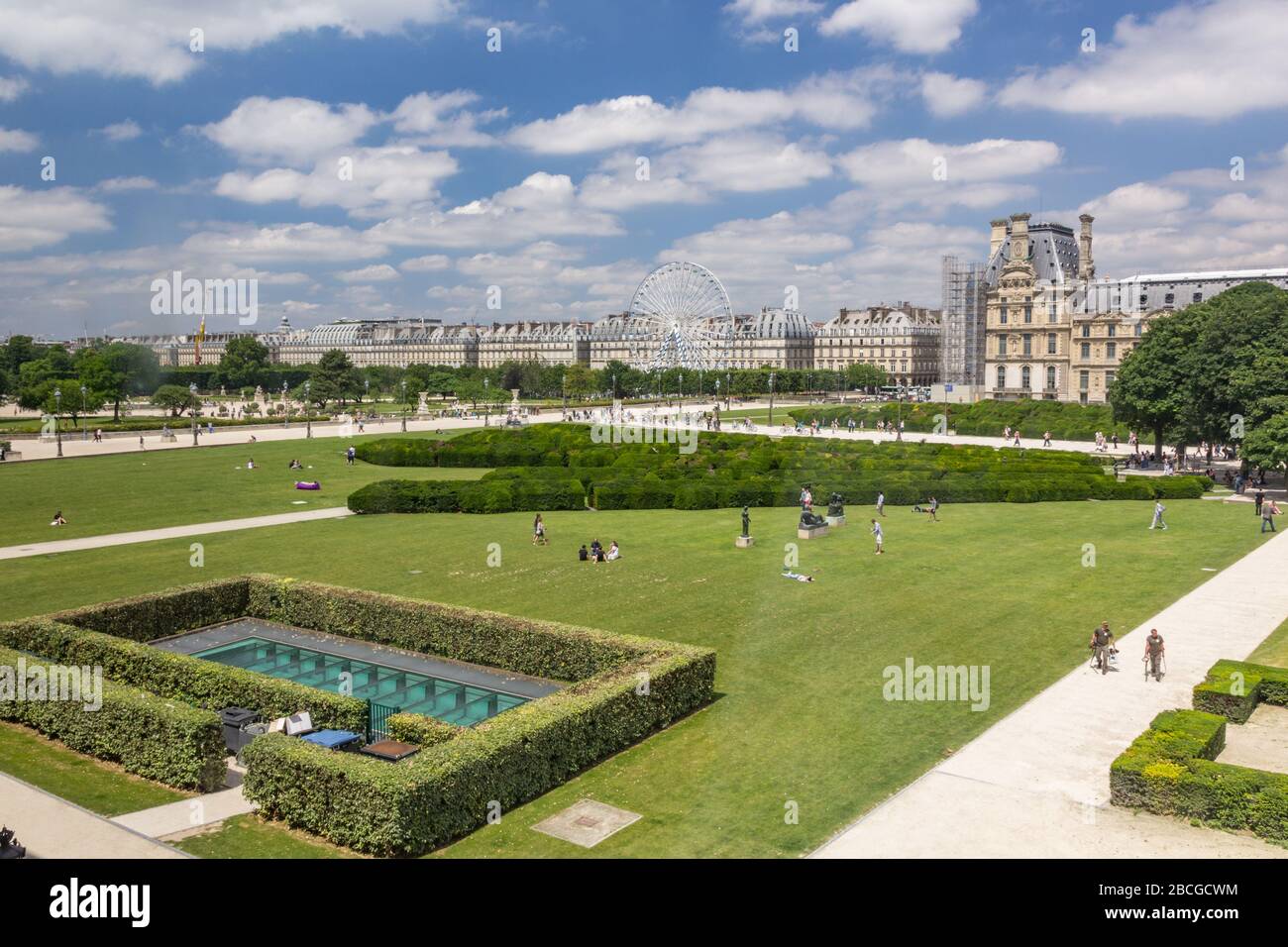 Parigi, Francia - 24 giugno 2016: Museo del Louvre a Parigi, Francia. Molte persone apprezzano i dipinti e le sculture nel museo più grande del mondo e un suo Foto Stock