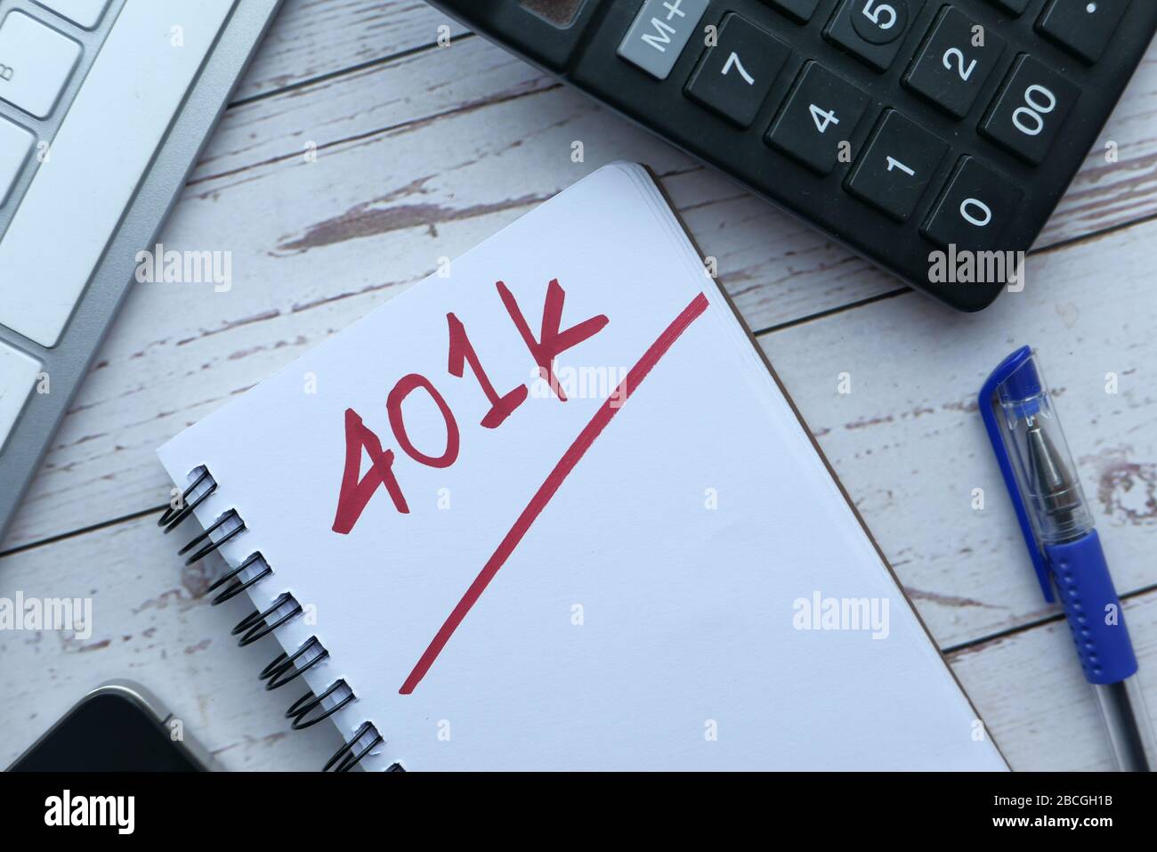 401k piano su blocco note con penna calcolatrice e occhiali. Foto Stock