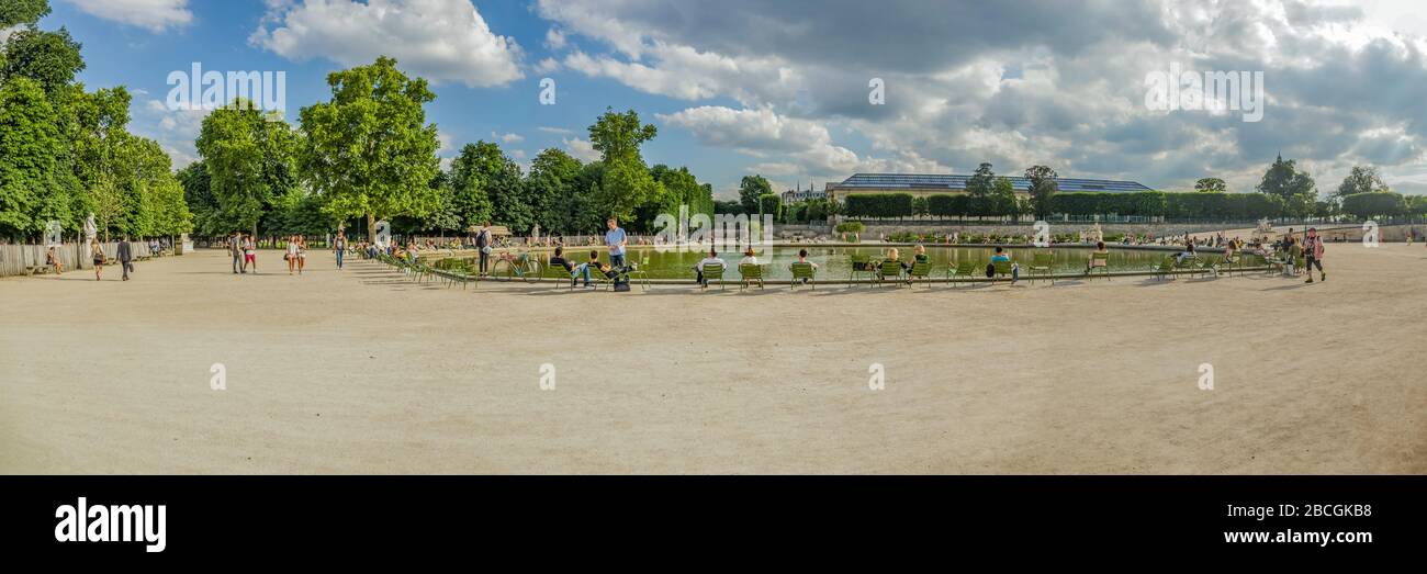 Parigi, Francia - 24 giugno 2016: Panoramica super ampia del lago ottagonale - Bassin ottogonale. Il Giardino delle Tuileries - Jardin des Tuileries, situato tra Foto Stock