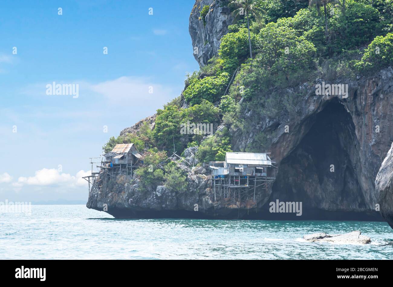 Case di legno costruite sulle rocce nel koh Lankajiu a Chumphon in Thailandia. Foto Stock