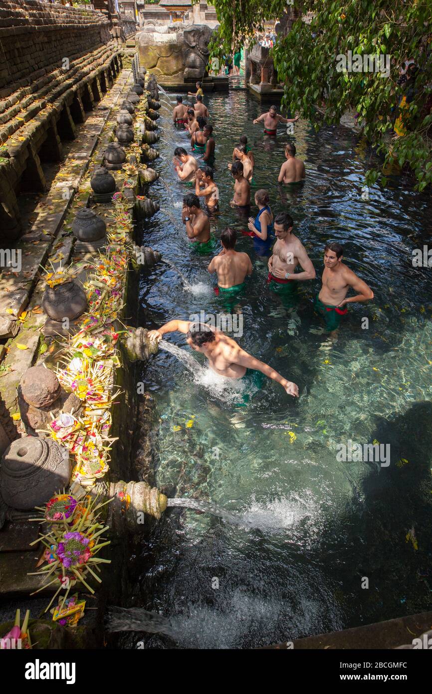 Indonesia, Bali, Tirta Empul; bagno nella sorgente sacra; Foto Stock