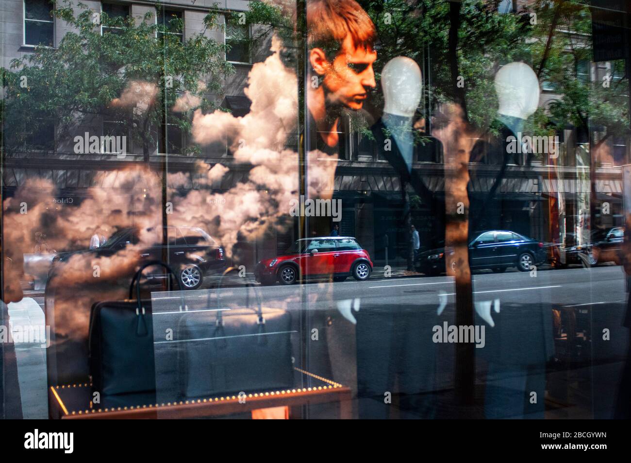 Riflessione in una finestra di un negozio di moda sul Upper East Side. Quest'area di Manhattan è conosciuta anche come il Mile Museums, e non c'è da meravigliarsi perché qui Foto Stock
