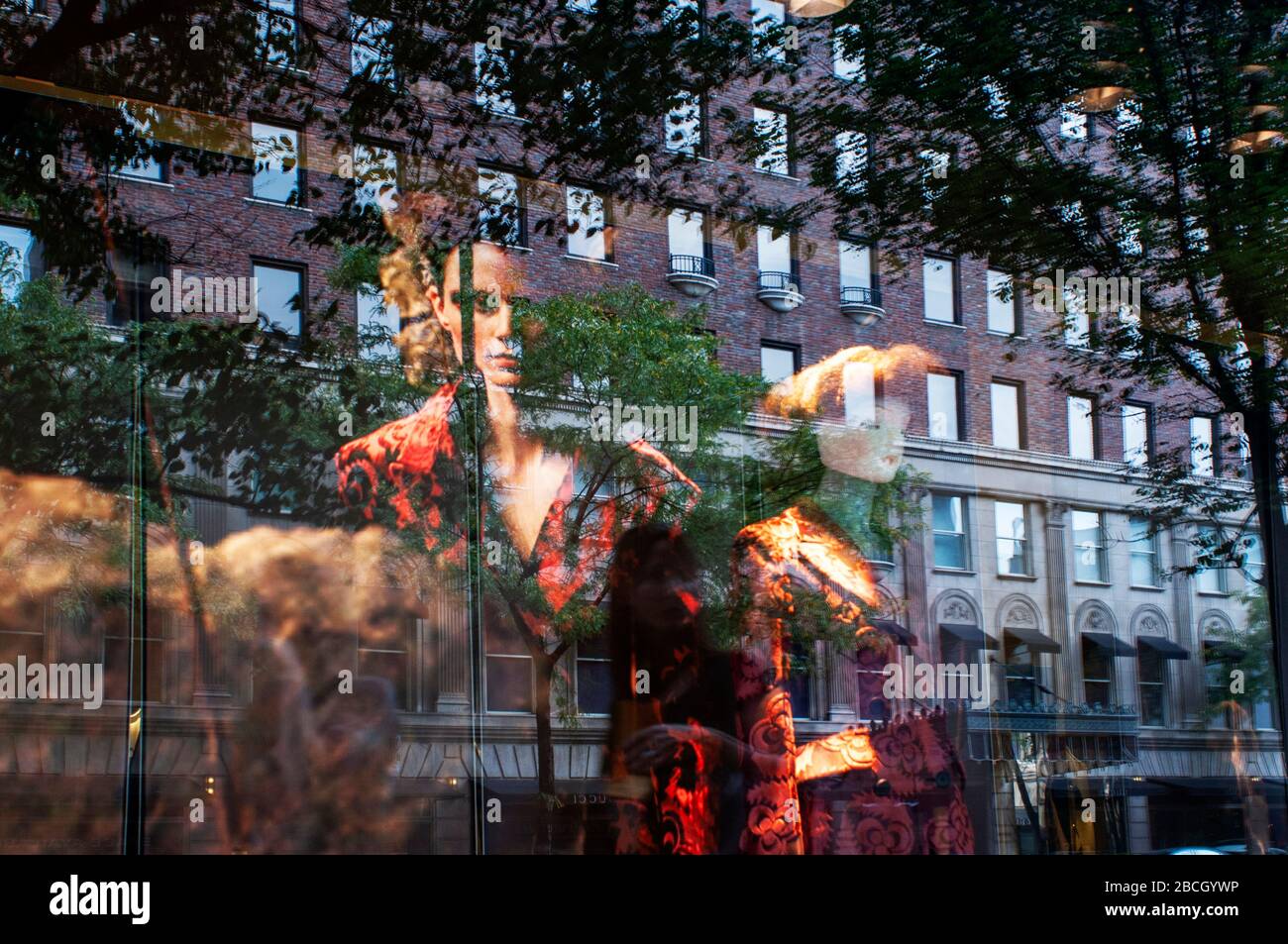 Riflessione in una finestra di un negozio di moda sul Upper East Side. Quest'area di Manhattan è conosciuta anche come il Mile Museums, e non c'è da meravigliarsi perché qui Foto Stock