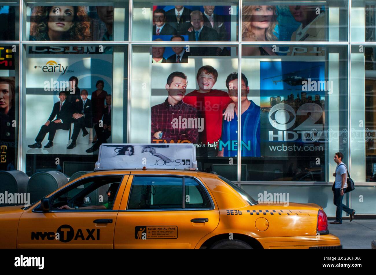 Taxi in 5th avenue e CBS Outdoor America, mostra la pubblicità per i programmi televisivi CBS, New York, USA Foto Stock