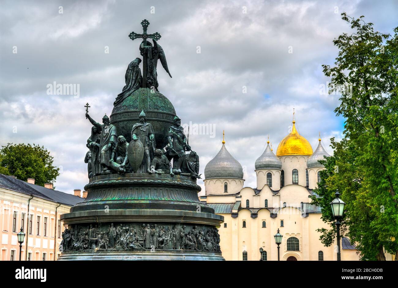 Il monumento del Millennio della Russia con la Cattedrale di Santa Sofia nel Cremlino di Novgorod, Russia Foto Stock