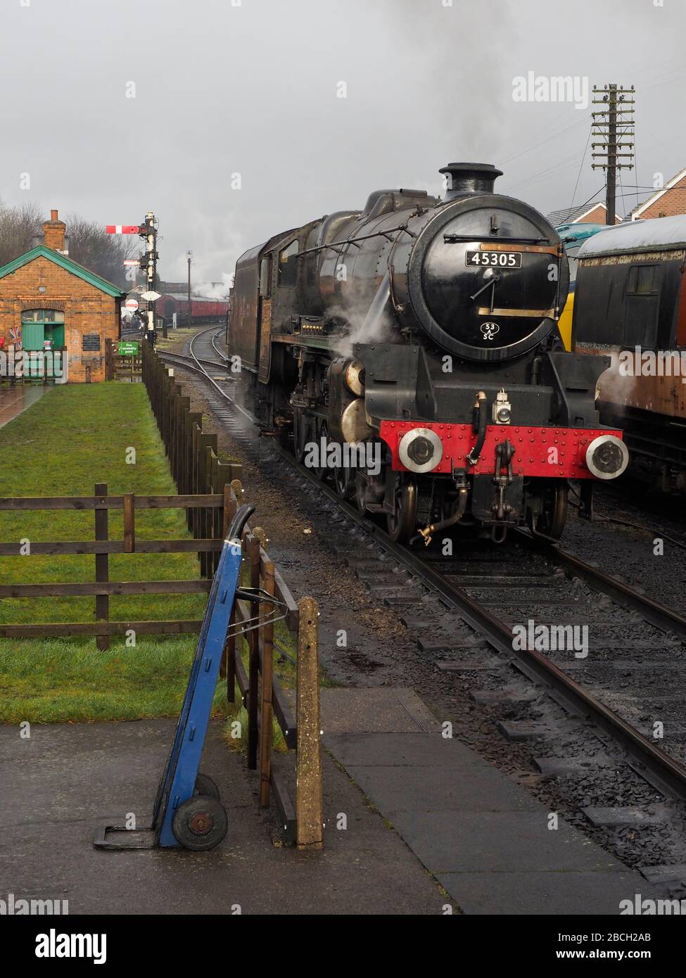 Luogo di vapore in un raccordo della stazione ferroviaria del patrimonio storico centrale di Loughborough Foto Stock