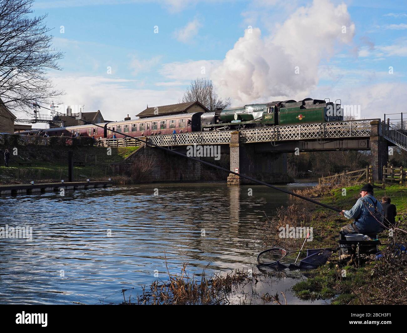 92 SQUADRON, Nº34081 LA BATTAGLIA DELLA GRAN BRETAGNA LOCOMOTIVA A VAPORE ALLA FERROVIA DEL PATRIMONIO DELLA VALLE DI NENE 26 FEBBRAIO 2017. La valle di Nene del Northamptonshire Foto Stock