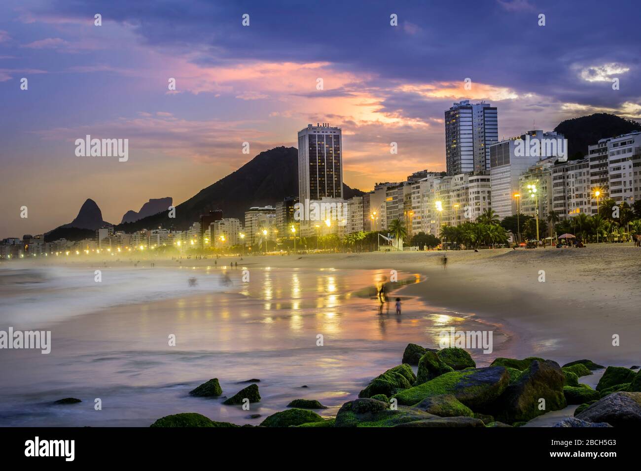Copacabana spiaggia tramonto paesaggio, Praia Copacabana al tramonto viaggio Rio de Janeiro Brasile, scenico drammatico foto leggera viaggio Brasil ipanema Foto Stock