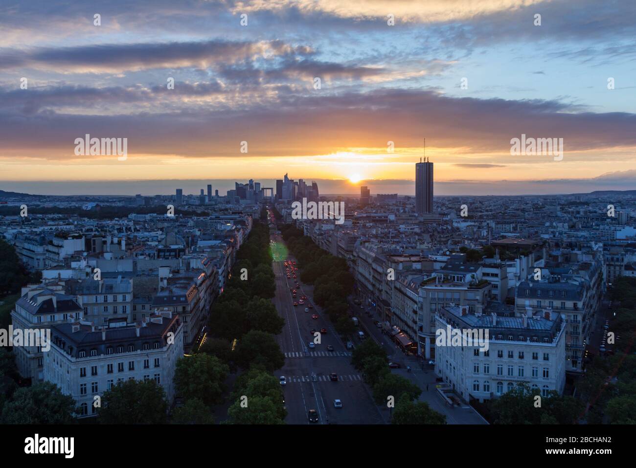Parigi, Francia - 24 giugno 2016: Vista al tramonto di Parigi dalla cima dell'Arco di Trionfo de l'Etoile. Foto Stock