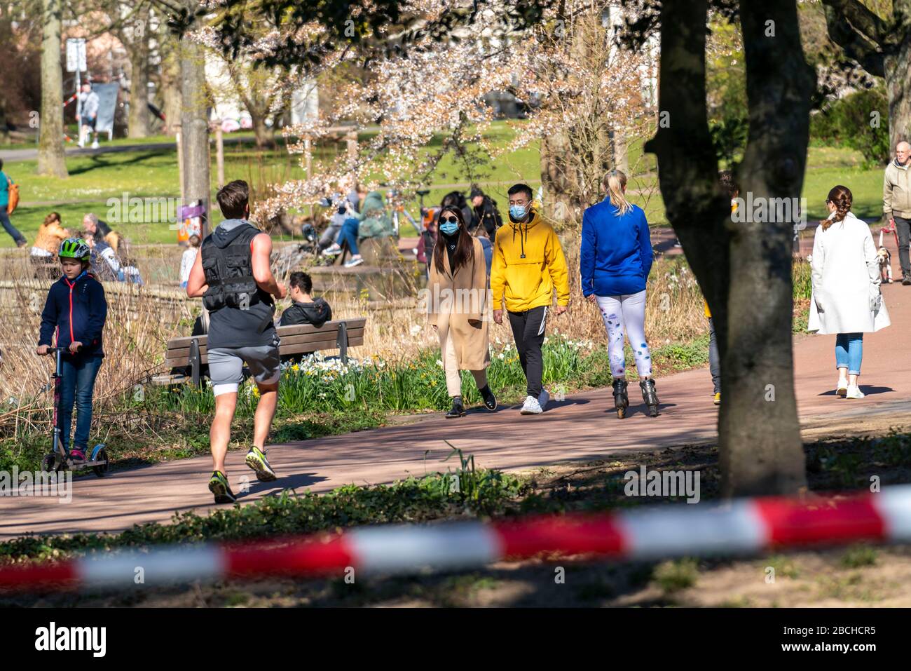 Lo Stadtgarten nel centro di Essen, parco cittadino, Sabato, 04.04.20, la gente rispetta il divieto di contatto, mantenere la loro distanza, non molti visitatori nonostante su Foto Stock