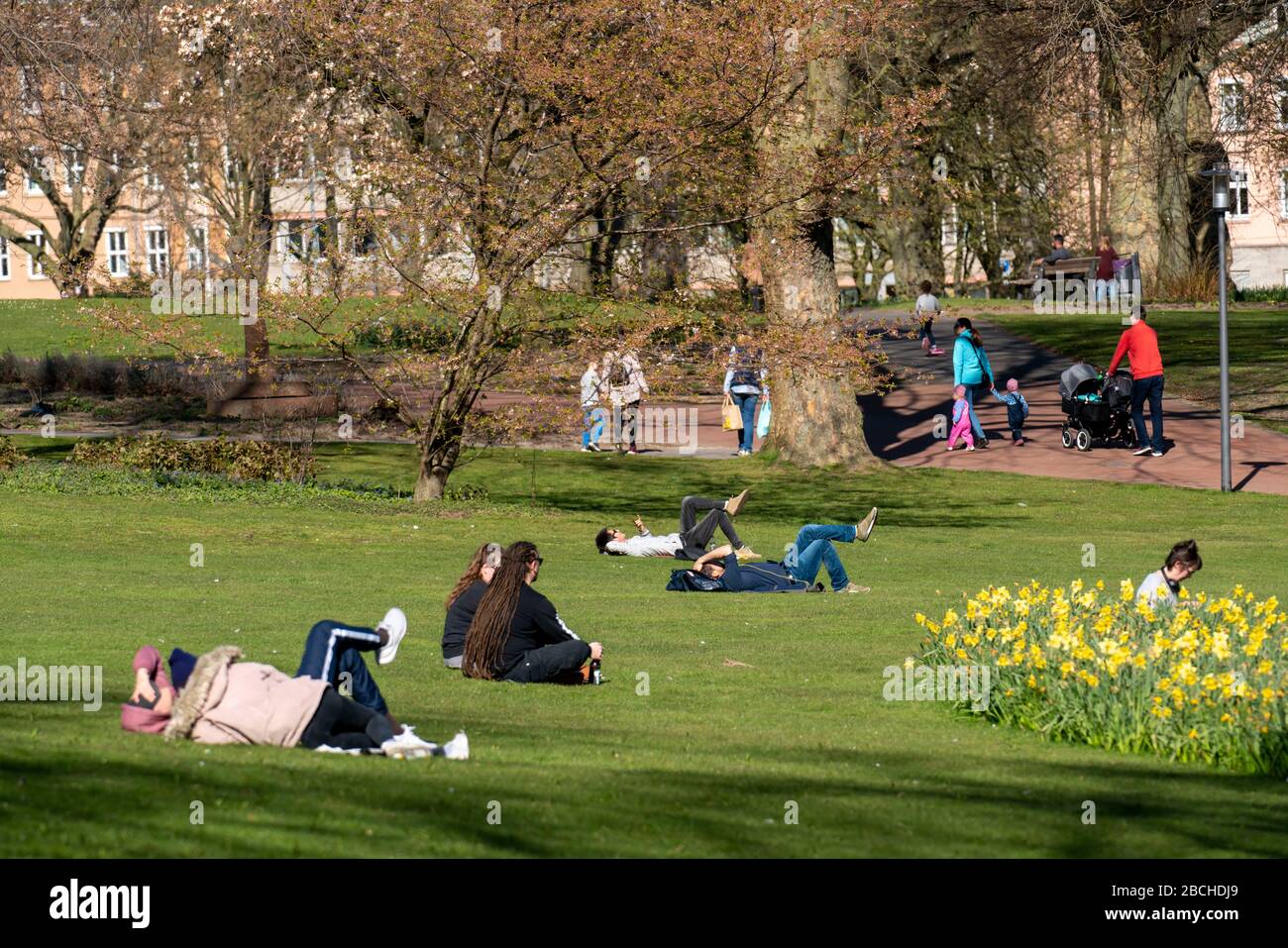 Lo Stadtgarten nel centro di Essen, parco cittadino, Sabato, 04.04.20, la gente rispetta il divieto di contatto, mantenere la loro distanza, non molti visitatori nonostante su Foto Stock