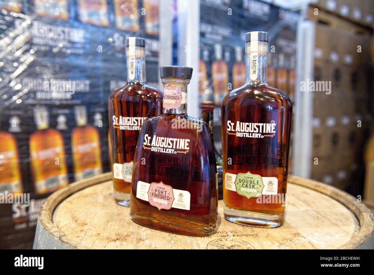 Bottiglie di whisky in mostra presso la distilleria St. Augustine di St. Augustine, Florida USA Foto Stock